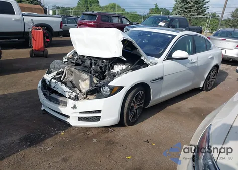 2018 Jaguar Xe 35T Premium z USA, uszkodzony, nr VIN SAJAJ4EV4JCP25583